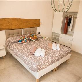 2 bedroom villa with infinity pool, near Alcamo, sleeps 4-5